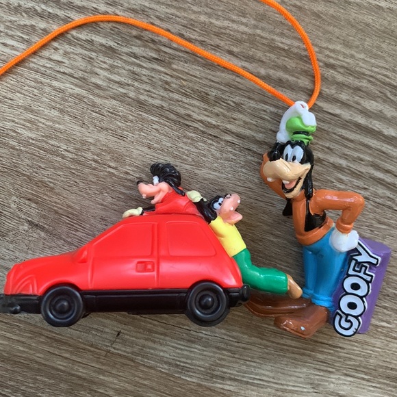 Burger King Goofy Pull Back Car plus Goofy Necklace figurine - Picture 8 of 8